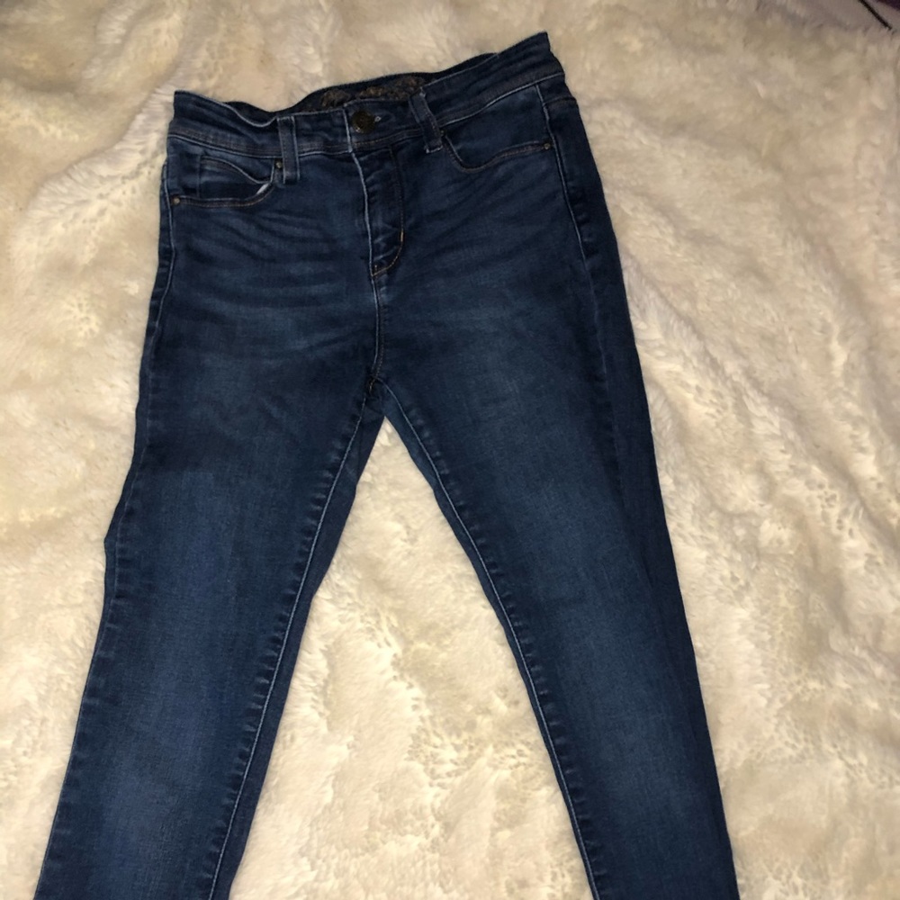 Skinny dark blue jeans